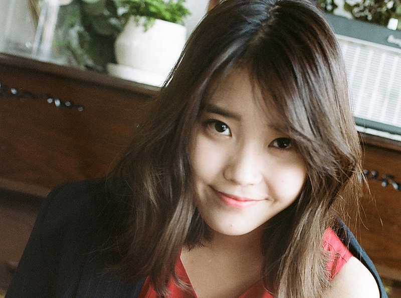 A Pierrot Smiles At Us - IU hinh anh