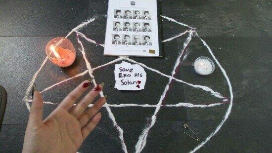 Bức ảnh về fan cuồng EXO lan truyền trên mạng xã hội. Ảnh: twitter