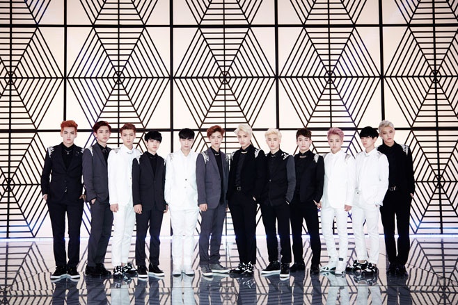 Kris (ngoài cùng bên trái) kiện SM ra tòa vì vấn đề hợp đồng. Ảnh: smtown