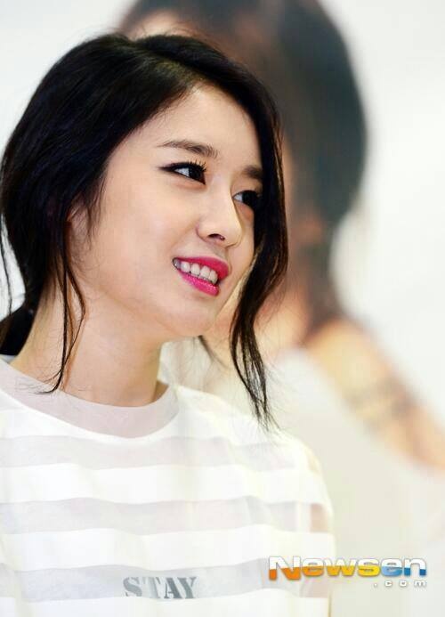 Jiyeon tự tin trong buổi gặp gỡ báo chí. Ảnh: newsen