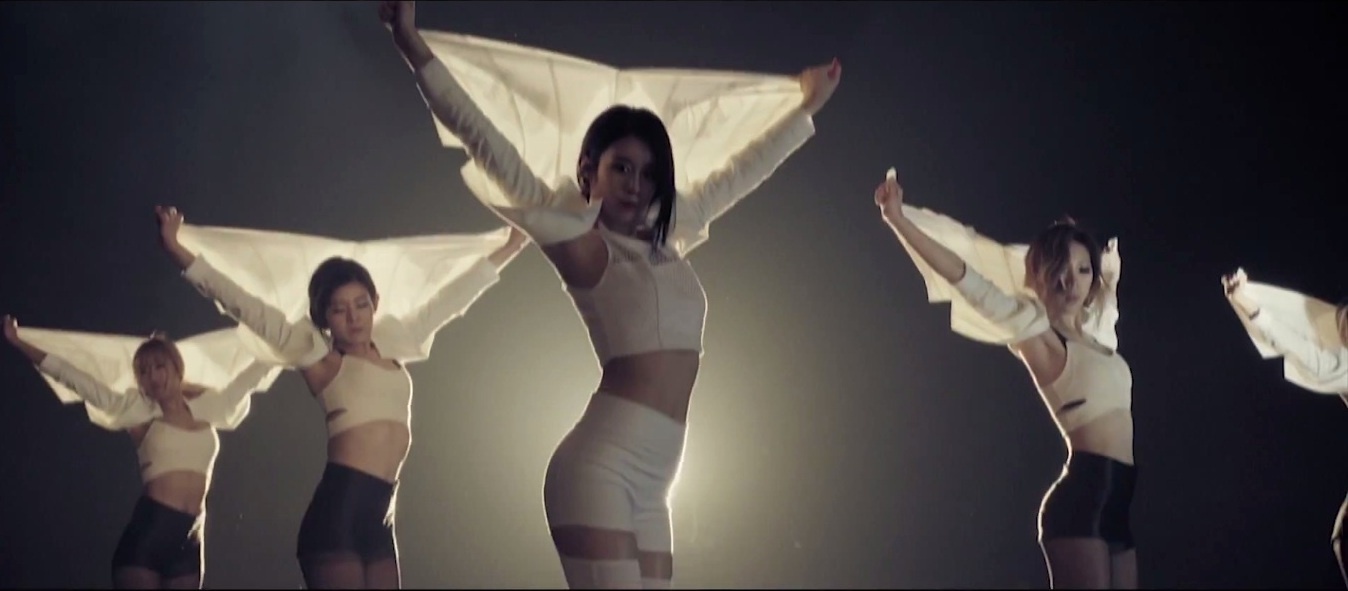 Hình ảnh đen - trắng được tận dụng để làm nổi bật ý tưởng MV.