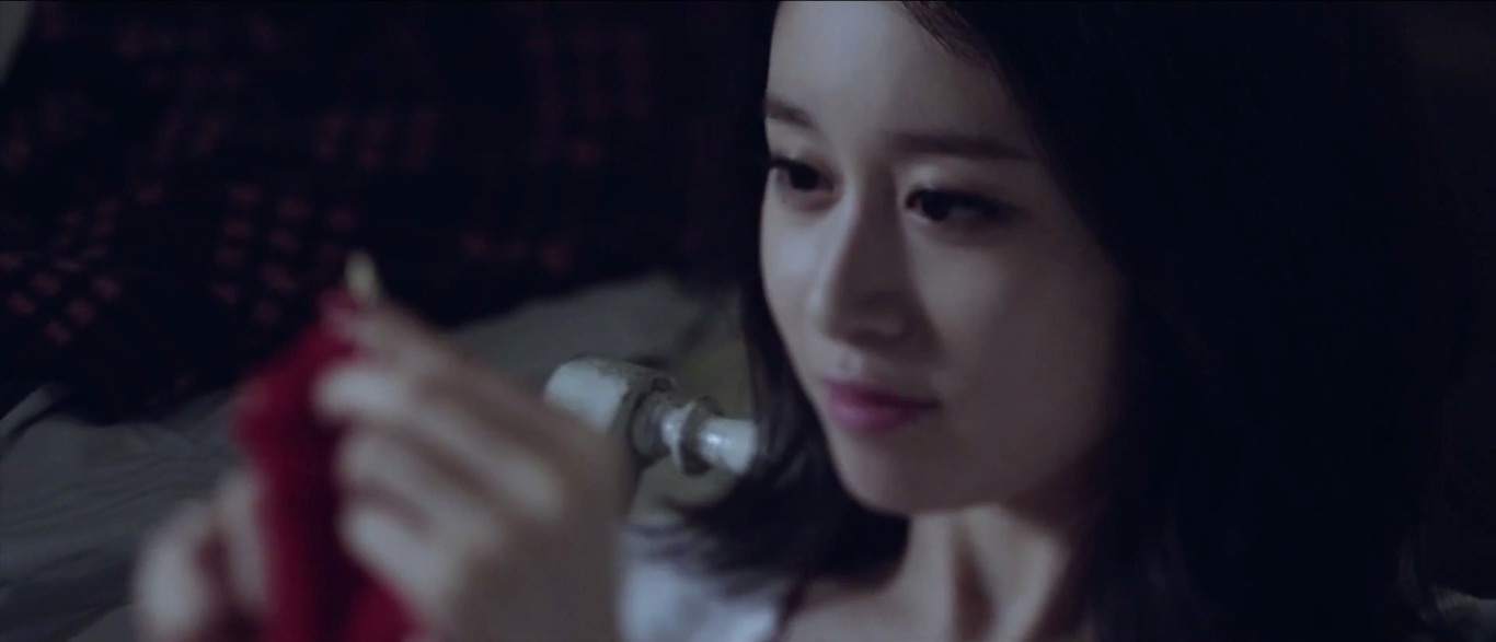 Jiyeon thể hiện cô gái đa nhân cách trong MV.