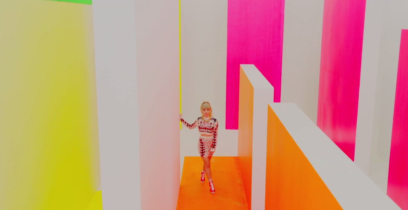 MV gây ấn tượng thị giác bằng màu sắc nổi bật.