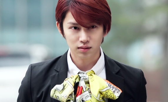 Heechul (Suju) che Kris (EXO) thieu ton trong fan hinh anh