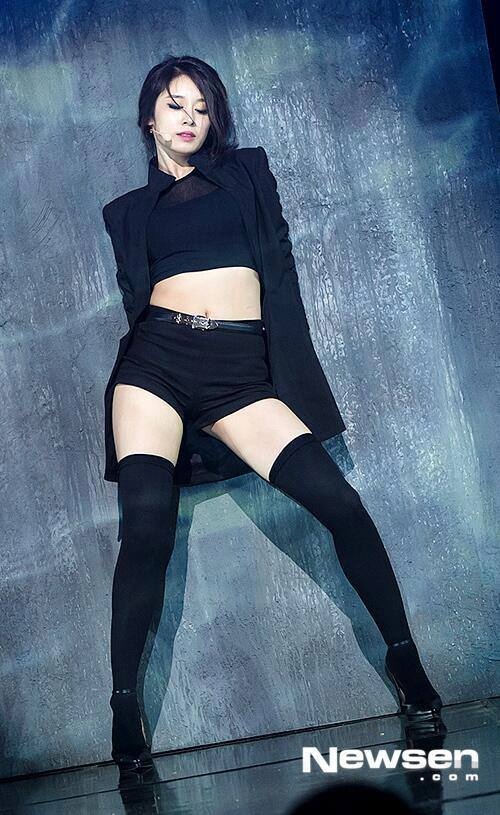 Khoảnh khắc lắc hông gợi cảm của Jiyeon trên M! Countdown. Ảnh: newsen