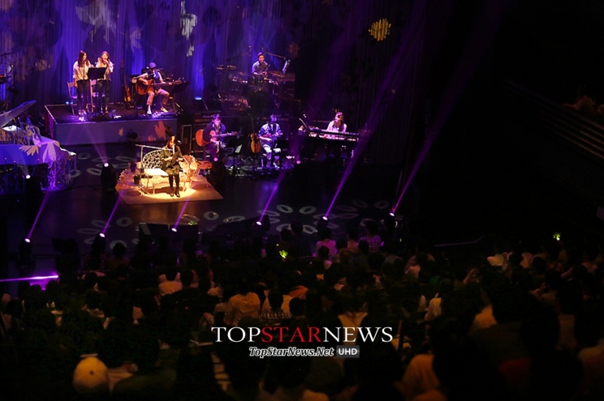 Một số hình ảnh trong buổi diễn đầu tiên trên báo chí Hàn. 