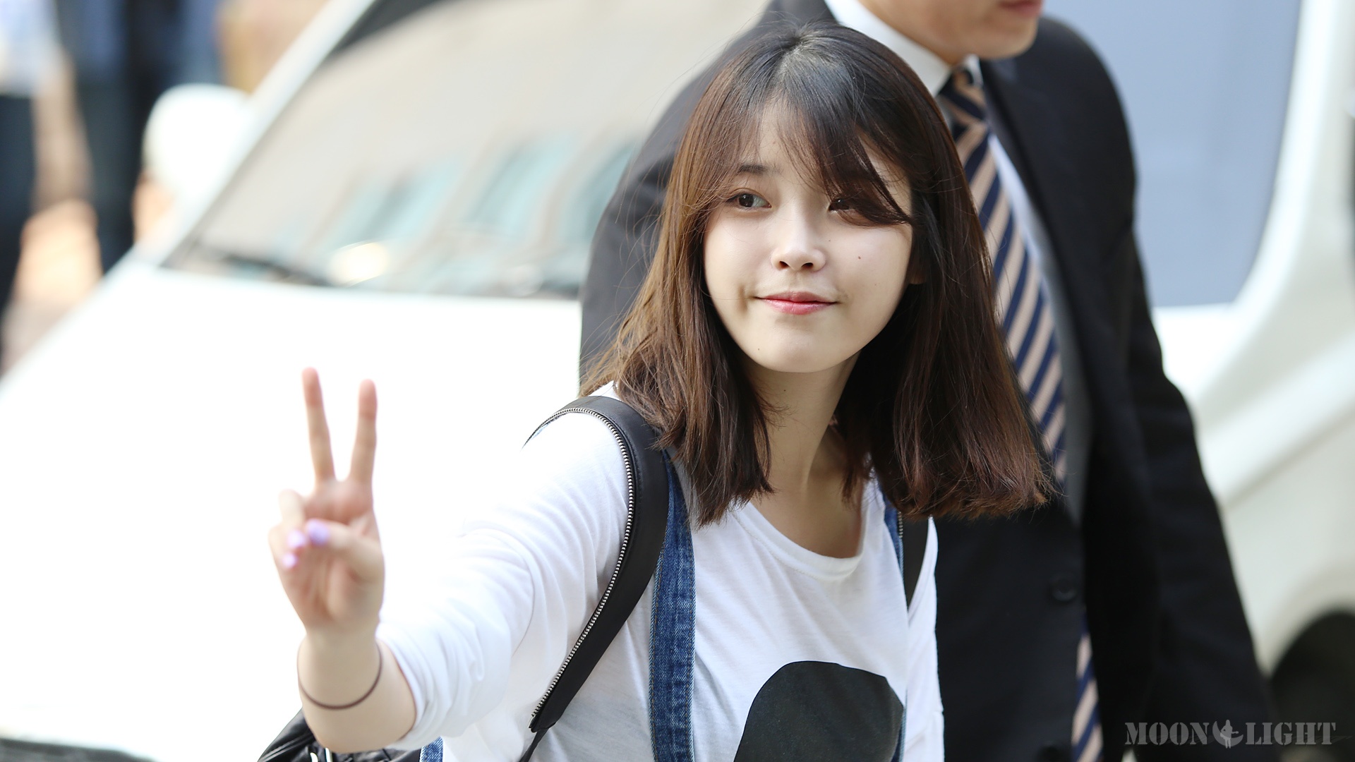 IU giơ biểu tượng chiến thắng trước khi show diễn bắt đầu ngày 22/5. 