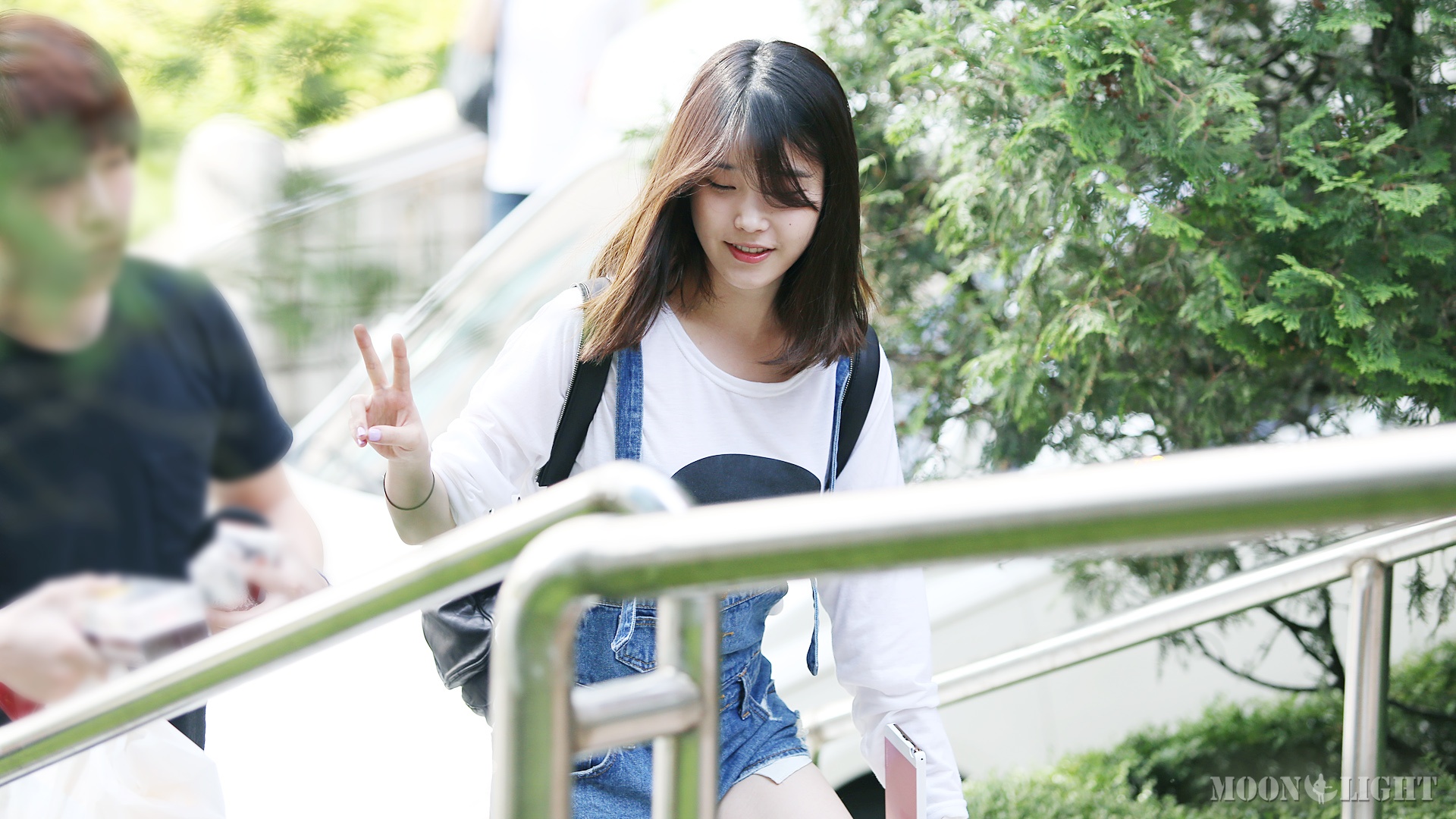 Cô vừa đi vừa làm kí hiệu chào fan.