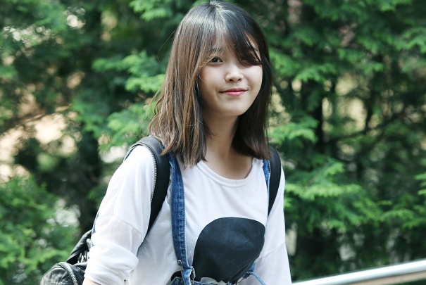 IU cuoi tit mat cam on fan hinh anh