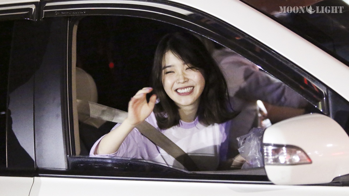 IU tít mắt cười hạnh phúc sau đêm diễn thành công.