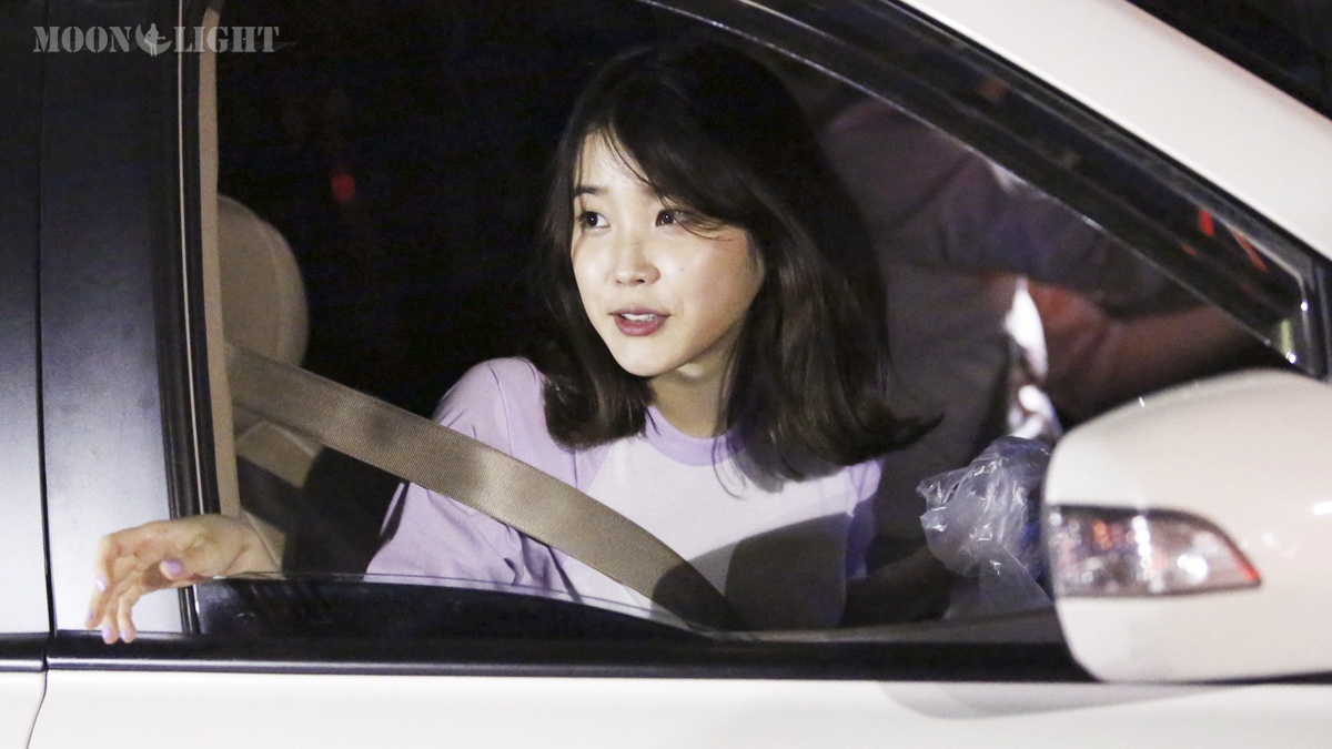 IU lên xe ra về sau đêm diễn thứ 2, ngày 23/5.