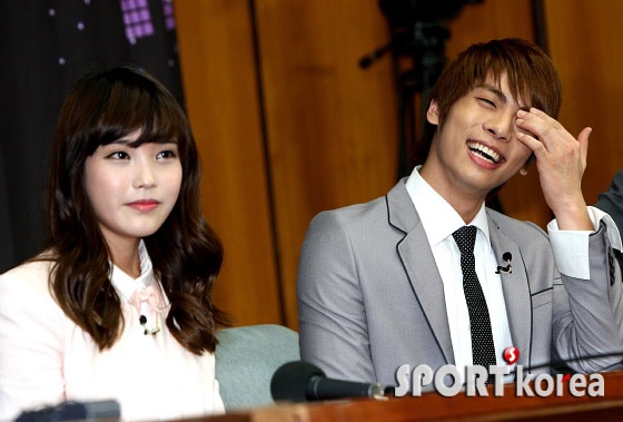 Gloomy Clock - IU ft. Jonghyun hinh anh