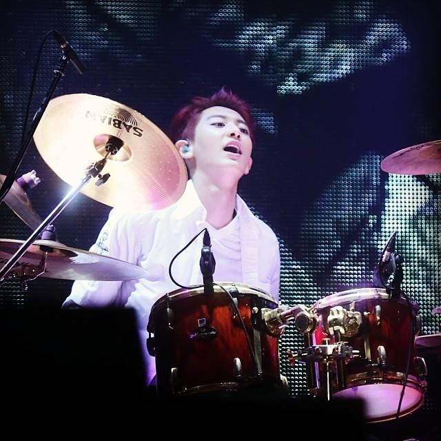 Chanyeol trổ tài đánh trống. Ảnh: facebook