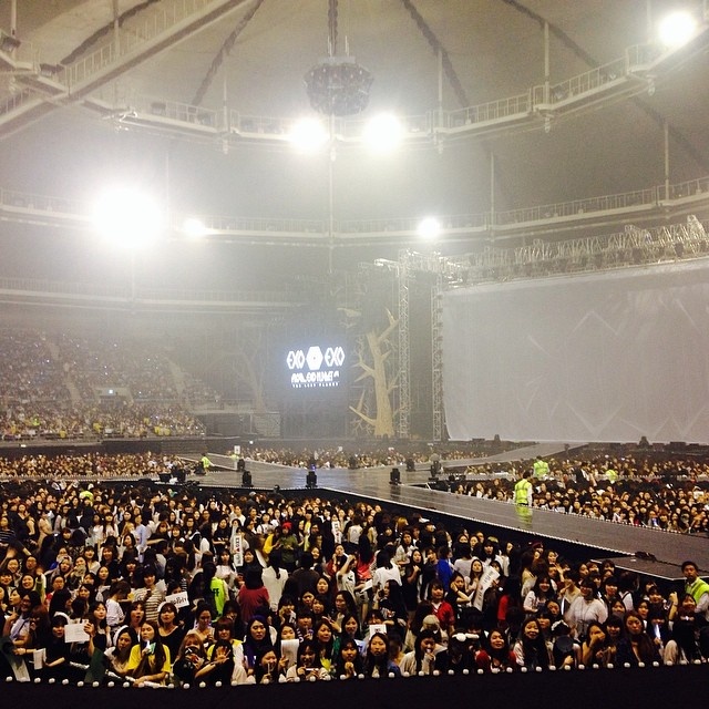 Jo Kwon (2AM) chia sẻ ảnh chụp sân khấu và cùng D.O ở hậu trường. Ảnh: instagram