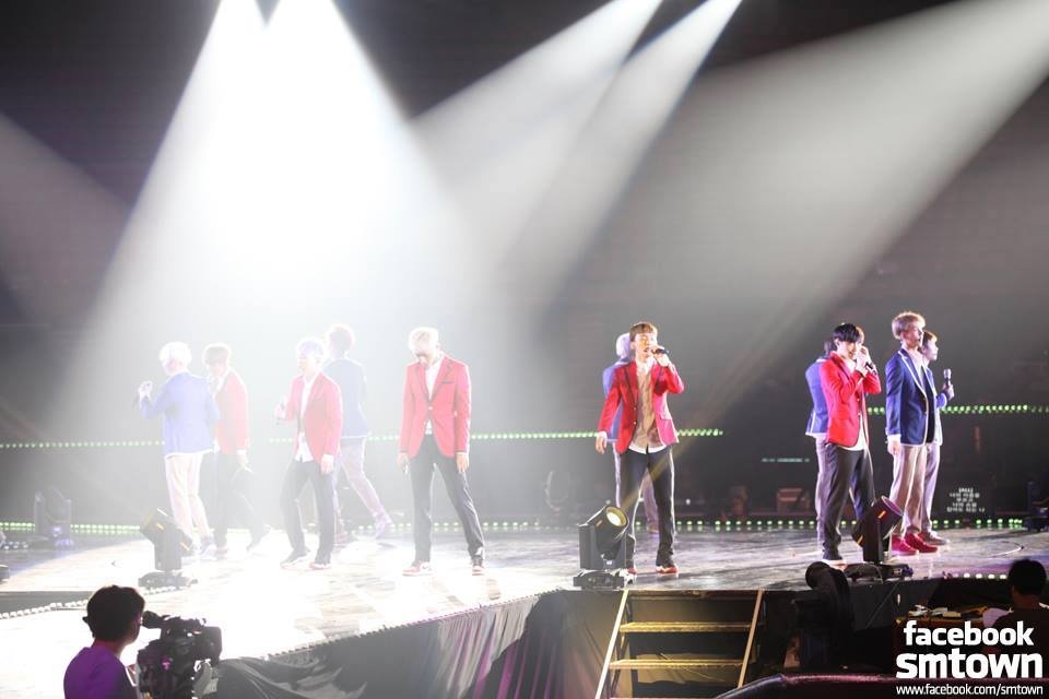 Luyện tập trước giờ diễn. Ảnh: SM