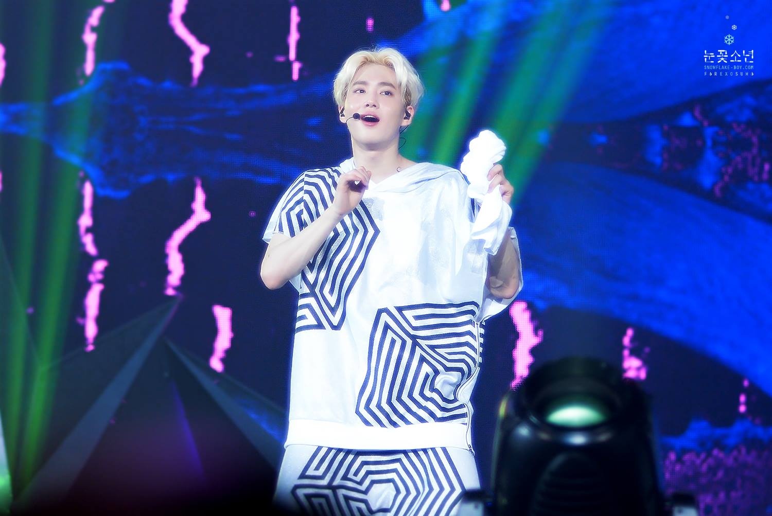 Suho. Anh đón sinh nhật muộn trên sân khấu. Ảnh: facebook