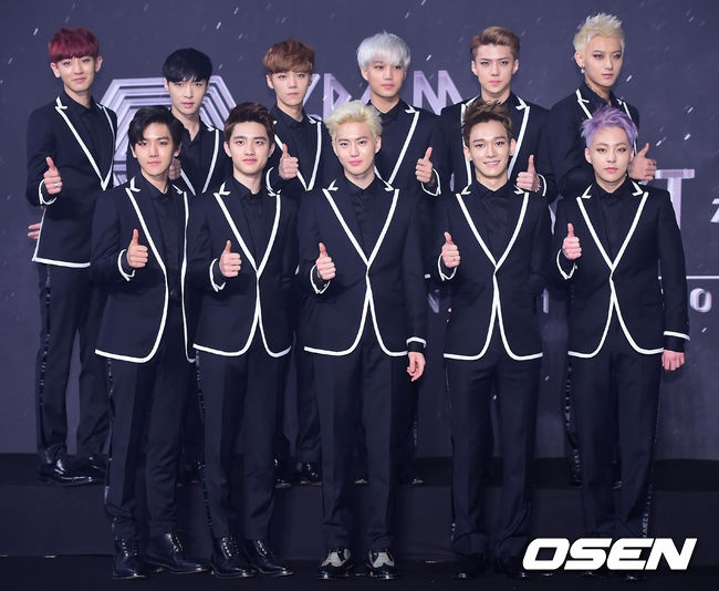 11 thành viên EXO có mặt tại buổi họp báo. Ảnh: osen