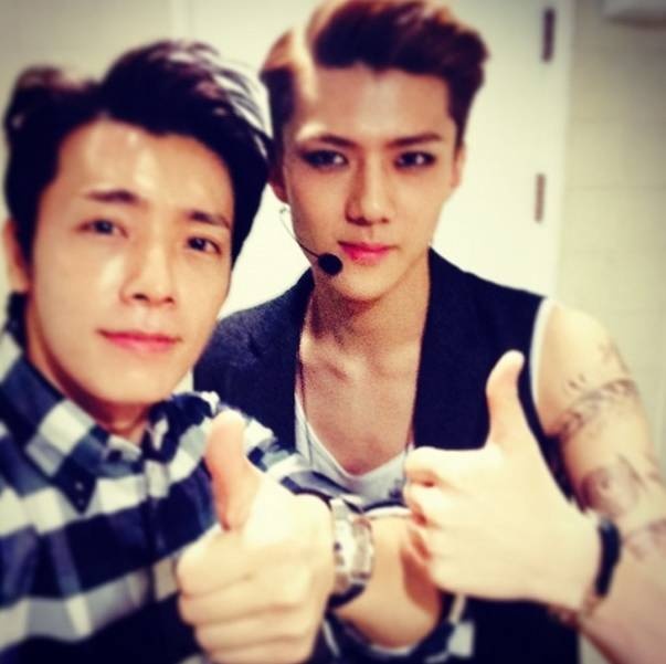 Donghae chụp cùng Sehun, khen EXO đã rất vất vả. Ảnh: instagram