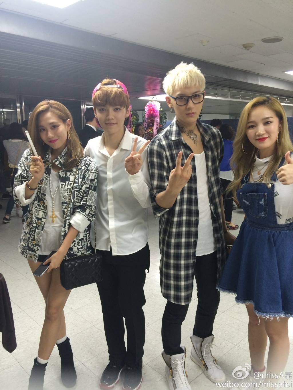 Fei và Jia (miss A) đến xem ngày diễn 24/5. Ảnh: instagram