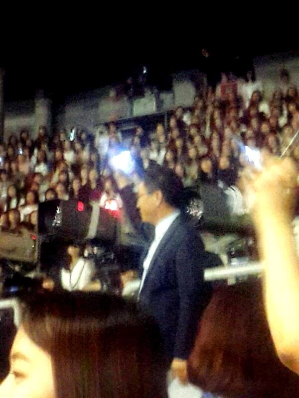 Tấm ảnh duy nhất fan chụp Lee Soo Man ở hàng ghế khán giả xem concert. Ảnh: facebook