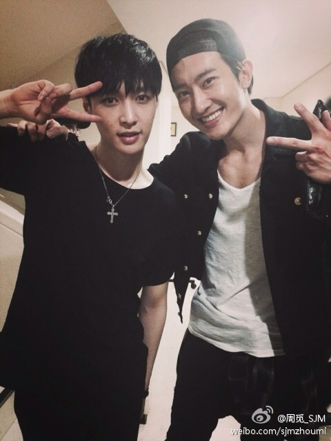 Zhoumi (Super Junior-M) cổ vũ cho đàn em đến từ Trung Quốc. Ảnh: weibo