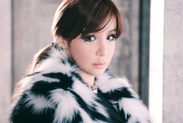 Park Bom (2NE1) bi nem da vi qua tu tin hinh anh