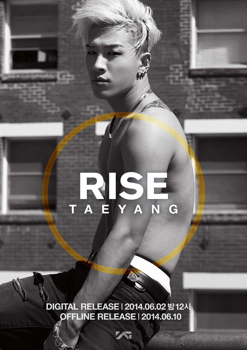 Taeyang cởi trần khoe cơ bắp. Ảnh: YG