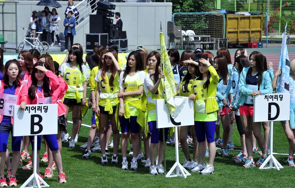 After School thuộc đội C, áo vàng, tại cuộc thi MBC Idol Futsal. Ảnh: asdaze