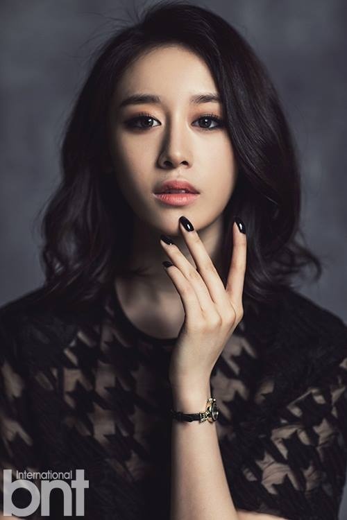 Cô khoe vẻ đẹp vừa táo bạo, vừa trưởng thành.