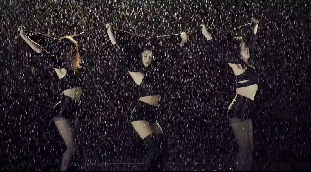 Shot quay dưới mưa được bổ sung trong phiên bản mới. 