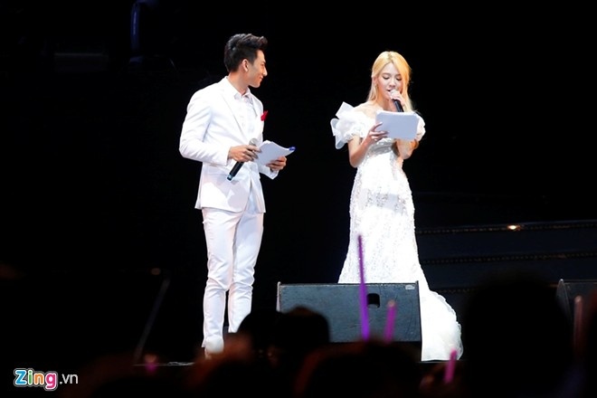 Hình ảnh Hyoyeon trong vai trò MC tại sân vận động quân khu 7, TP.HCM hồi tháng 3. 