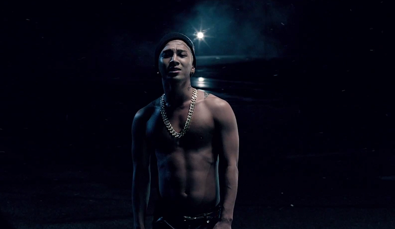 Tạo hình của Taeyang trong MV rất đơn giản. Ảnh: xiahpop