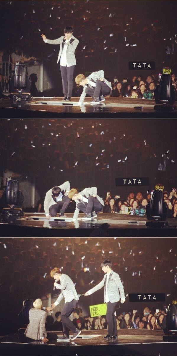 Luhan và Lay vừa trấn an fan, vừa cố gắng kéo Tao lên. Ảnh: tata