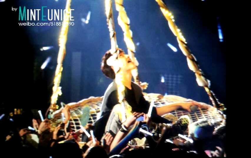 Fan bi thuong vi dao cu bieu dien cua EXO gap su co hinh anh