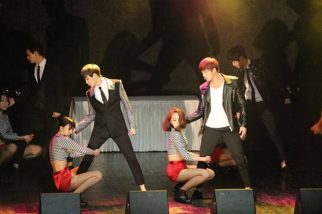 U-KISS bieu dien Don't Flirt tren Show Champion hinh anh