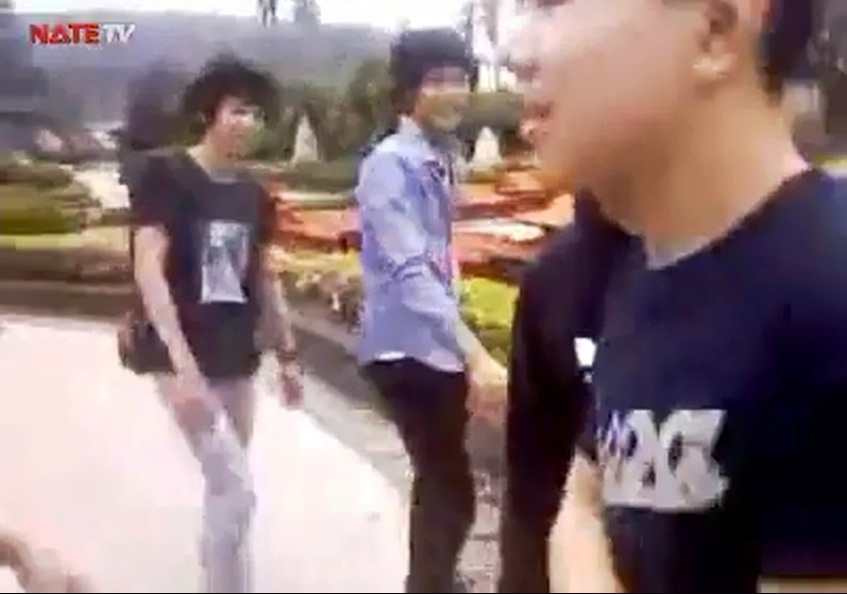 Hình ảnh Kai (áo sơ mi sọc xanh) trong clip gây sốc.