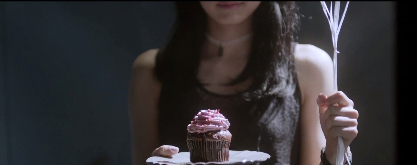 Cô gái giấu mặt xuất hiện trong clip.