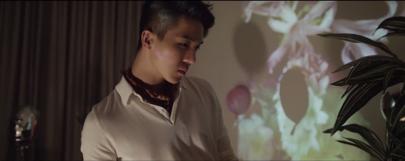 Không khí của teaser khá bí ẩn.