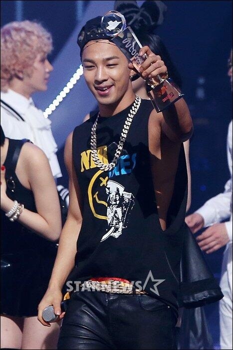 Taeyang giành cúp trên sân khấu M! Countdown ngày 12/6. Ảnh: starnews