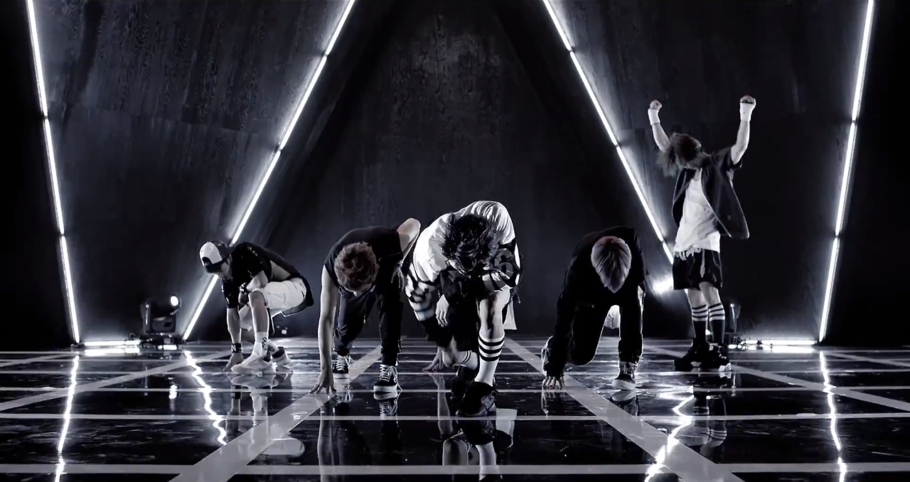 Mặc dù teaser xoay quanh nhiều cảnh kịch tính như nhìn trộm người đẹp, cảnh giường chiếu..., nhưng MV Good Luck lại nhấn nhiều vào màn trình diễn vũ đạo. Ảnh: b2stprints