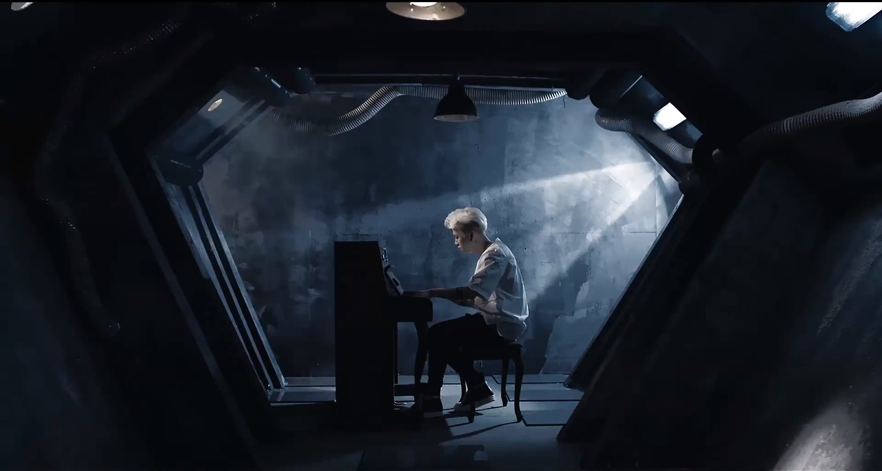 Các hình ảnh khó hiểu trong teaser vẫn xuất hiện trong MV. Ảnh: b2stprints