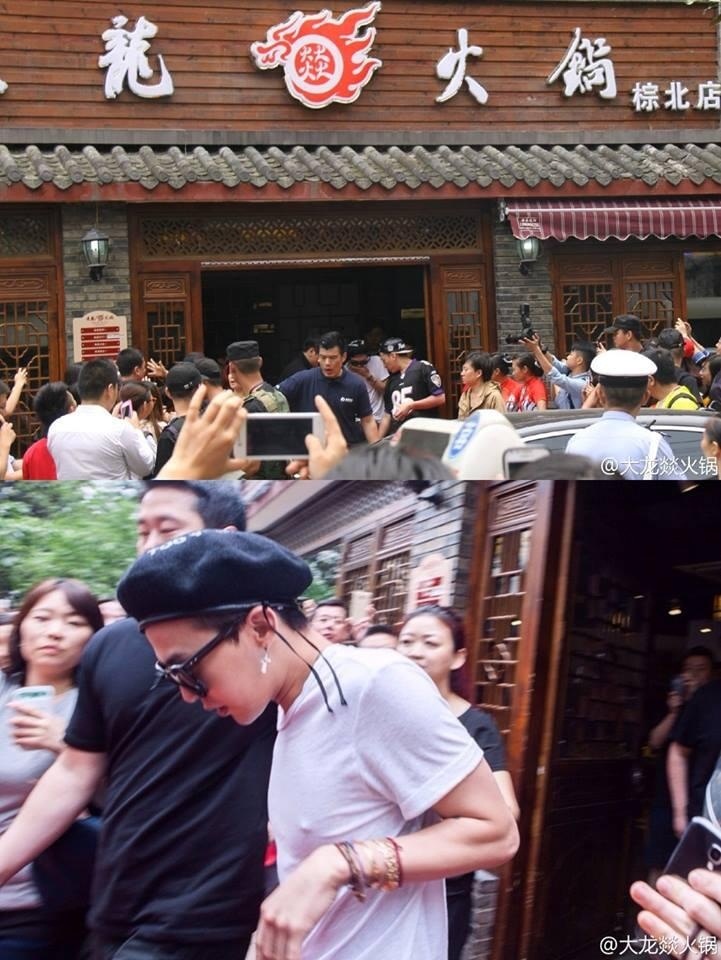 G-Dragon (áo trắng) ra về sau khi dùng bữa trong không khí hỗn loạn.