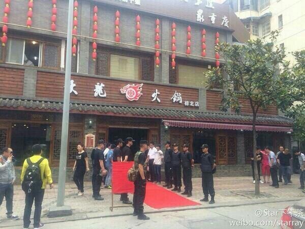 Nhà hàng Trung Quốc trải thảm đỏ đón idol Hàn. 