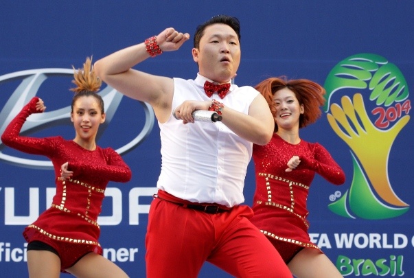 Psy lai lam nen lich su nho ‘Hangover’ hinh anh