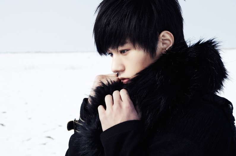 L (Myungsoo) là gương mặt hút fan nhất của nhóm INFINITE. Sở hữu vẻ ngoài long lanh như bước ra từ truyện tranh, không lạ gì khi L có một lực lượng fan girl khá cuồng nhiệt. Tháng 9 năm ngoái, anh rơi vào nghi án tình cảm với Kim Do Yeon, người có biệt danh là hot girl mê chocolate. Cô gái liên tục “bóng gió” về tình yêu của mình trên trang cá nhân, nhưng công ty quản lý Woolim phủ nhận và L im lặng. Đến tháng 11, Kim Do Yeon nói thẳng rằng cô và L đang yêu nhau. Đến lúc đó, công ty đành xác nhận và xin lỗi. L và cô nàng hot girl nhanh chóng chia tay sau 4 tháng hẹn hò.  Ảnh: blogspot