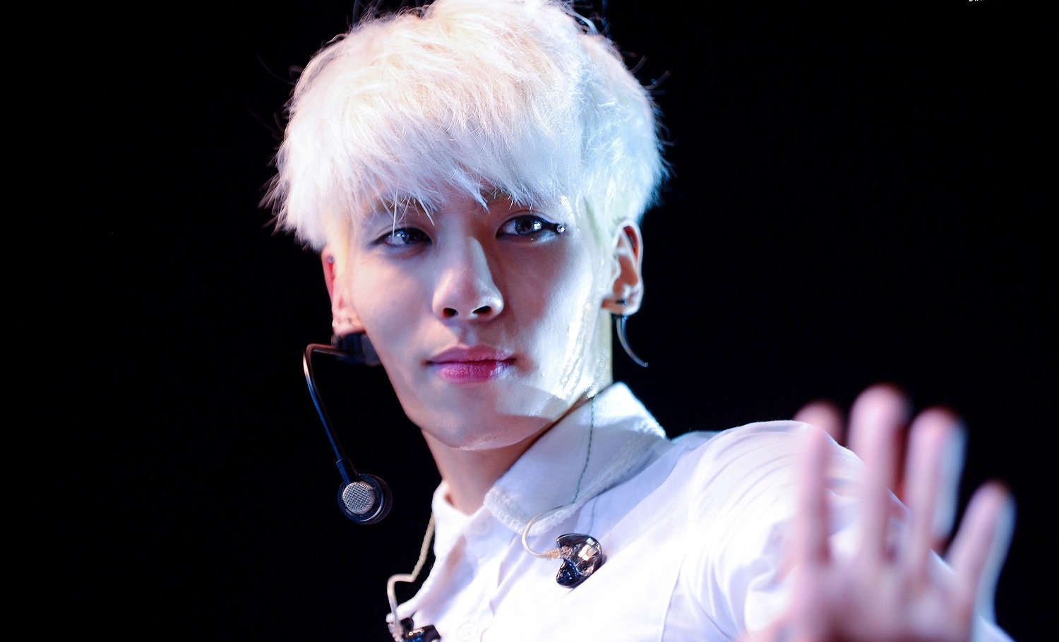 Thời điểm đó, SHINee đang nổi như cồn nhờ thành công của album Lucifer sau 2 năm ra mắt. Cảnh hạnh phúc bên người yêu của Jonghyun khiến fan girl “nóng mặt”. Người phải hứng chịu nhiều nhất là bạn gái của anh. Chỉ vài giờ sau khi xuất hiện tin hẹn hò, Shin Se Kyung đã phải đóng cửa trang Cyworld vì không chịu nổi lời lẽ xúc phạm của fan cuồng.Chỉ 1 năm sau, cặp đôi tuyên bố chia tay với lý do muôn thuở là “không có thời gian dành cho nhau”.