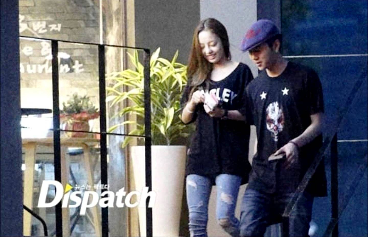 Thời điểm đó, việc công khai thừa nhận của cặp idol trẻ là hành động cực kỳ dũng cảm. BEAST và KARA đều đang ở giai đoạn củng cố danh tiếng, và tất nhiên thu hút phần lớn fan trẻ tuổi. Mặc dù một số fan đón nhận tin tức một cách bình tĩnh, nhưng Hara cũng hứng chịu không ít phản ứng xấu từ phía fan nữ của Junhyung. Do áp lực sau khi công khai, cộng với việc thiếu thời gian ở bên nhau, mối tình chỉ kéo dài 2 năm. Lịch sử tình trường từng yêu đàn anh cùng nghề vẫn luôn đeo bám Hara. Cô thường xuyên căng thẳng vì sợ bị hỏi xoáy chuyện tình cũ trên các chương trình truyền hình. Ảnh: dispatch