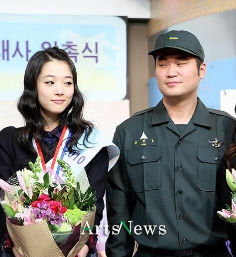 Tháng 9/2013, báo chí Hàn tung ra ảnh chụp lén Sulli f(x) và Choiza (Dynamic Duo) nắm tay hẹn hò vào buổi sáng trên đường phố Seoul. Đáng nói hơn, một bức ảnh khác chụp cảnh hai người cùng ngồi uống rượu trong quán nhậu vào buổi tối cho thấy Sulli cùng mặc một bộ quần áo. Nghi án Sulli hẹn hò và qua đêm với nghệ sĩ nam 34 tuổi khiến tất cả sững sờ. Mặc dù bằng chứng rất rõ ràng, nhưng công ty SM Entertainment khăng khăng phủ nhận. Cho tới nay, câu chuyện mối quan hệ đàn anh - đàn em “thân mật quá đà” vẫn bị liệt vào danh sách scandal tình ái gây choáng nhất trong Kpop. Hình ảnh của Sulli cũng chịu ảnh hưởng nặng nề.  Ảnh: arts news