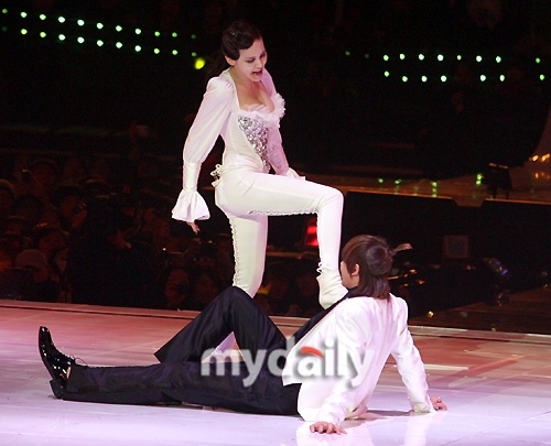 Trong các sự cố của thần tượng nam Kpop, có lẽ câu chuyện Nichkhun (2PM) là gây phản ứng trái chiều mạnh nhất. Nichkhun xuất hiện với vai trò biểu diễn bổ trợ cho Ivy trên sân khấu MAMA 2009. Cả hai đã có những động tác vuốt ve lẫn nhau, cộng thêm vũ đạo gợi cảm theo đúng truyền thống của lễ trao giải MAMA. Ảnh: mydaily 