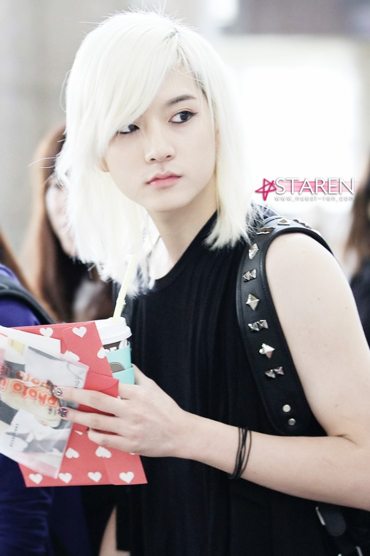 Bấy lâu nay, fan đã quen với mái tóc bạch kim của Ren, Ảnh: staren